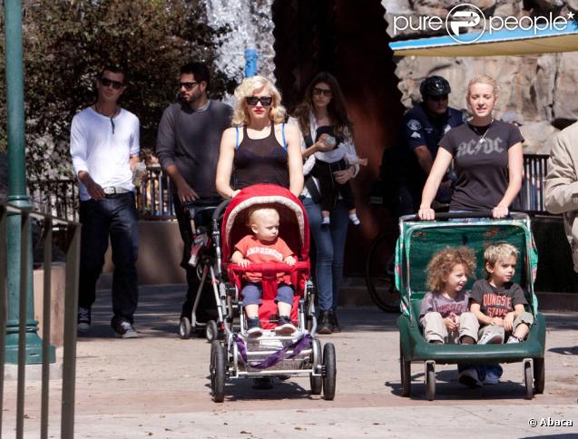 Gwen Stefani et Zuma dans sa poussette et une amie (?) avec Kingston et un petit graçon(28 février 2010 au zoo de Los Angeles)