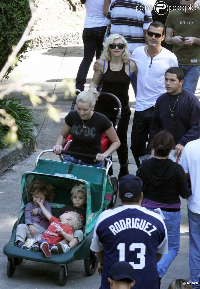 Gwen Stefani, son mari et ses enfants (28 février 2010 au zoo de Los Angeles)