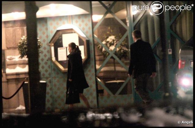 La Princesse Victoria de Suède et son fiancé Daniel Westling ont dîné avec des amis au restaurant Operakallarena à Stockholm pour tester le menu de mariage le 22 février 2010