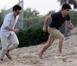 Nick et Kevin, du groupe Jonas Brothers, sur le tournage de leur série  JONAS , pour Disney Channel, lundi 1er mars.
