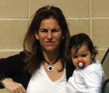 Arantxa Sanchez Vicario et son mari accompagnés de leur bébé à Barcelone le 2 mars 2010<br />