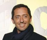 Gad Elmaleh, victime d'un petit incident technique sur scène, a su tirer la situation à son avantage, à Paris le 3 mars 2010 !