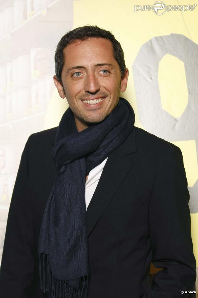Gad Elmaleh, victime d'un petit incident technique sur scène, a su tirer la situation à son avantage, à Paris le 3 mars 2010 !
