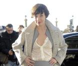 Jeanne Balibar arrive au défilé Balenciaga. 04/03/2010