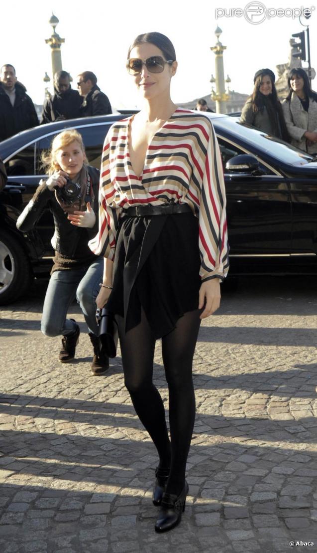 Amira Casar arrive au défilé Balenciaga. 04/03/2010