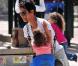 Halle Berry et sa fillette Nahla au parc à Beverly Hills. Le 5 mars 2010