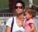 Halle Berry et sa fillette Nahla au parc à Beverly Hills. Le 5 mars 2010