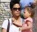 Halle Berry et sa fillette Nahla au parc à Beverly Hills. Le 5 mars 2010