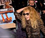 Arielle Dombasle lors de son arrivée au défilé Gaultier