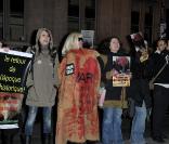 Manifestation anti-fourrure devant le défilé Gaultier à Paris le 6 mars  