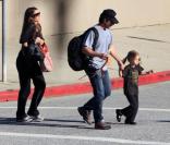 Christian Bale et son épouse Sandra Blazic se rendent à l'école pour chercher leur petite fille Emmaline, 4 ans et demi, samedi 6 mars.