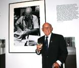 Sir Stirling Moss, ancien pilote de F1 surnommé le roi sans couronne, victime d'une grave chute à son domicile