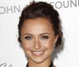 En plus d\'avoir changé de couleur de cheveux, la jeune Hayden Panettiere a décidé de dire adieu à son teint de porcelaine pour désormais apparaître joliment dorée.<br />