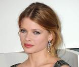 Mélanie Thierry, la nouvelle ambassadrice de charme du parfum Opium d\'Yves Saint Laurent, n\'a pas besoin de grand pour briller, le nude est donc parfait pour elle, et elle l\'a bien compris.<br />