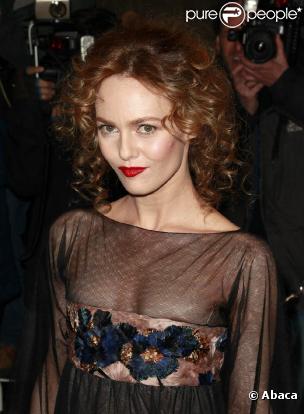 Vanessa Paradis n'a d'yeux que pour les lèvres carmins, elle rehausse donc sa bouche d'un trait délicat de Rouge Coco de Chanel