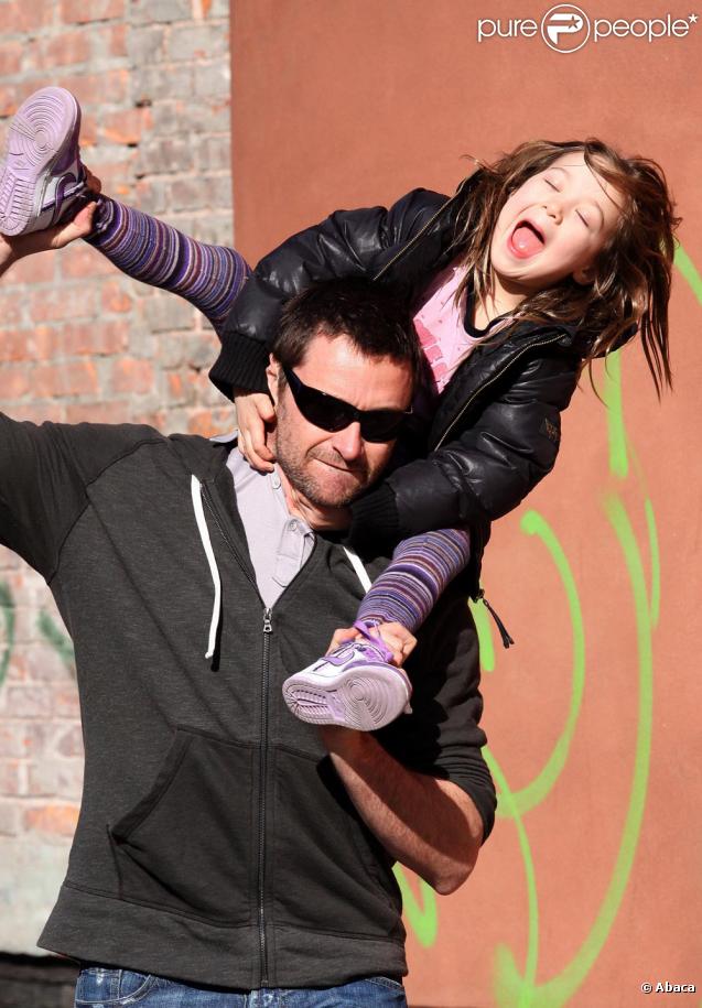 Hugh Jackman et sa fille Ava à la sortie de l'école (9 mars - NYC)