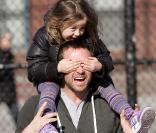 Hugh Jackman et sa fille Ava à la sortie de l'école (9 mars - NYC)