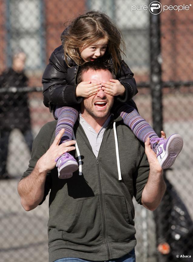 Hugh Jackman et sa fille Ava à la sortie de l'école (9 mars - NYC)