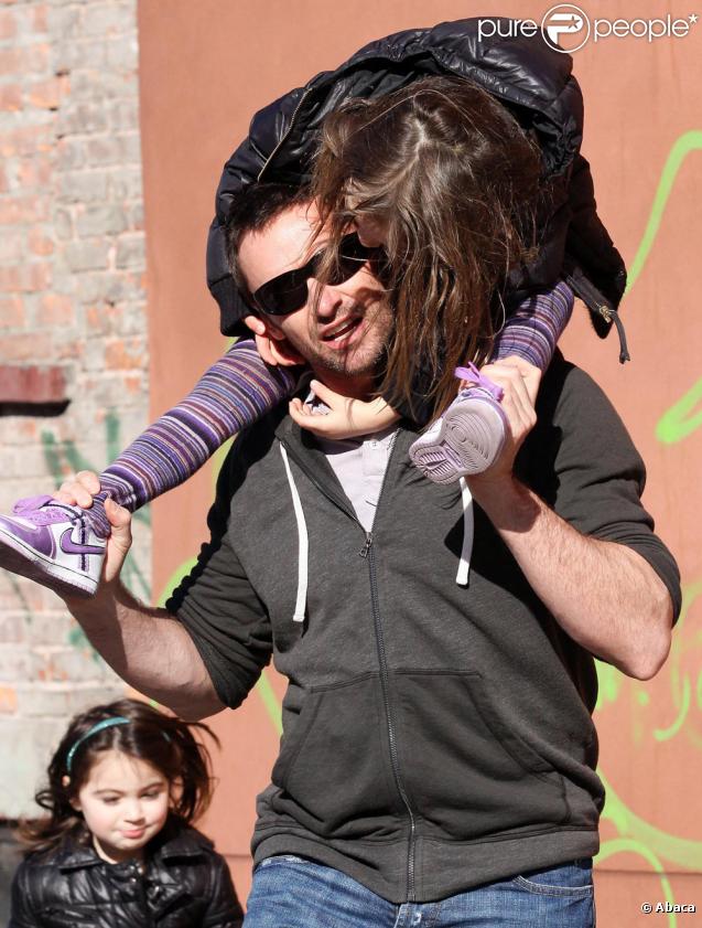 Hugh Jackman et sa fille Ava à la sortie de l'école (9 mars - NYC)