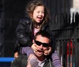 Hugh Jackman et sa fille Ava à la sortie de l'école (9 mars - NYC)
