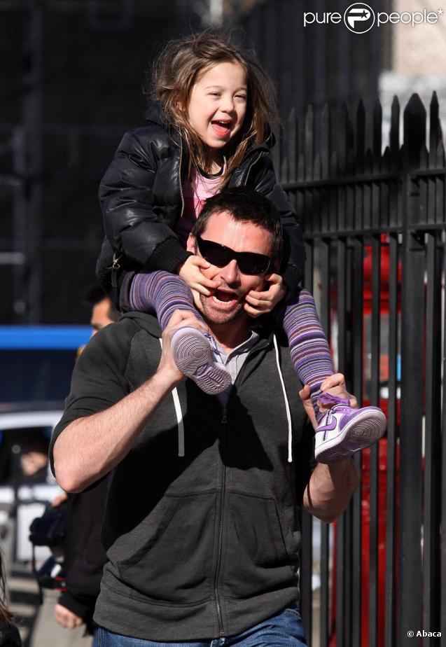 Hugh Jackman et sa fille Ava à la sortie de l'école (9 mars - NYC)