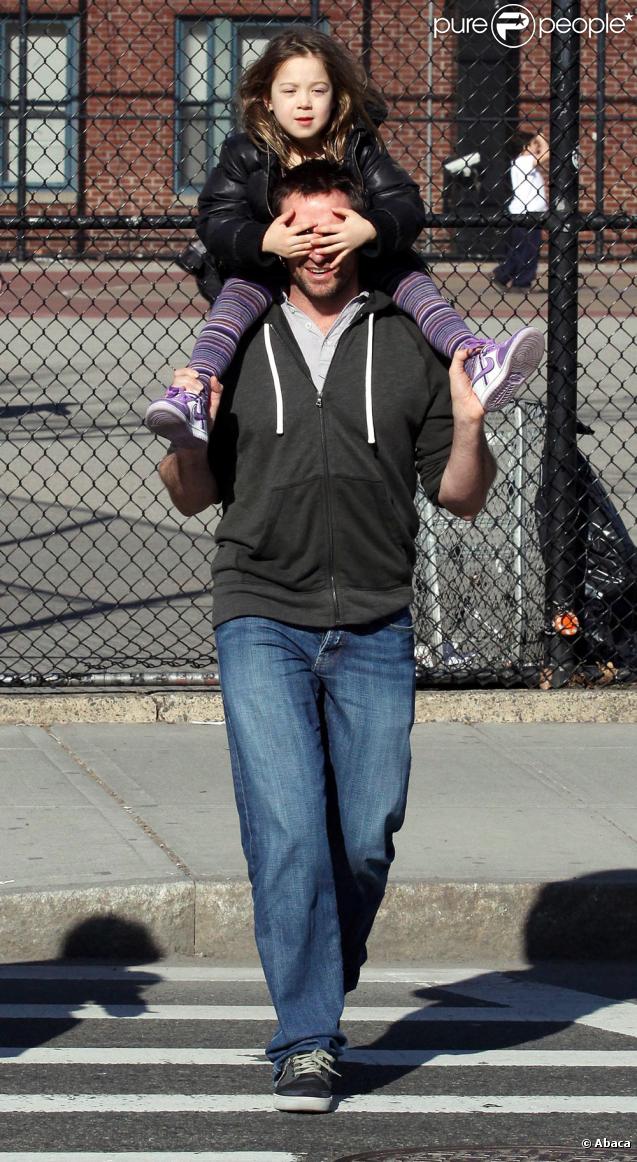 Hugh Jackman et sa fille Ava à la sortie de l'école (9 mars - NYC)