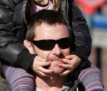 Hugh Jackman et sa fille Ava à la sortie de l'école (9 mars - NYC)