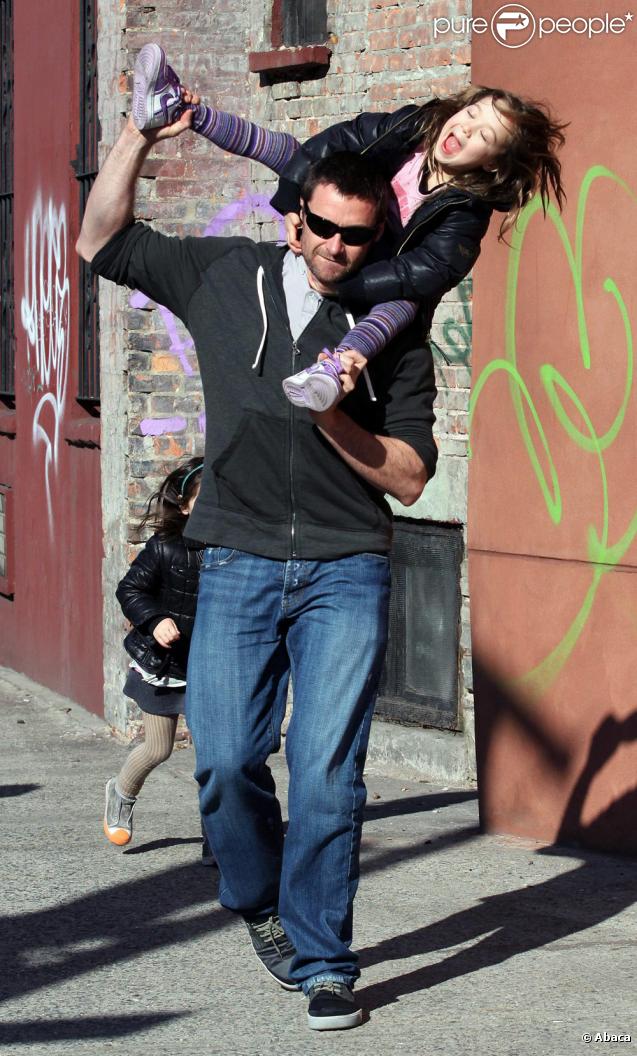 Hugh Jackman et sa fille Ava à la sortie de l'école (9 mars - NYC)