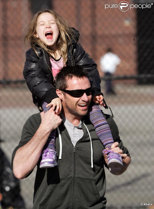 Hugh Jackman et sa fille Ava à la sortie de l'école (9 mars - NYC)