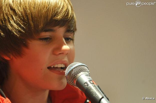 Justin Bieber donne un showcase dans les studios parisiens d'Universal Music... Les fans s'amassent devant l'entrée de la maison de disque, mardi 23 février.