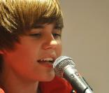Justin Bieber donne un showcase dans les studios parisiens d'Universal Music... Les fans s'amassent devant l'entrée de la maison de disque, mardi 23 février.