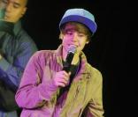 Justin Bieber donne un showcase au premier étage de la Tour Eiffel, mercredi 24 février.
