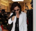 Mena Suvari a véritablement assuré avec son legging branché, son blazer blanc ultra tendance, ses richelieux bicolores à bouts ouverts, sans oublier ses ravissantes mitaines rehaussées d'un petit ruban en satin 