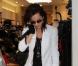 Mena Suvari a véritablement assuré avec son legging branché, son blazer blanc ultra tendance, ses richelieux bicolores à bouts ouverts, sans oublier ses ravissantes mitaines rehaussées d'un petit ruban en satin "so girly".