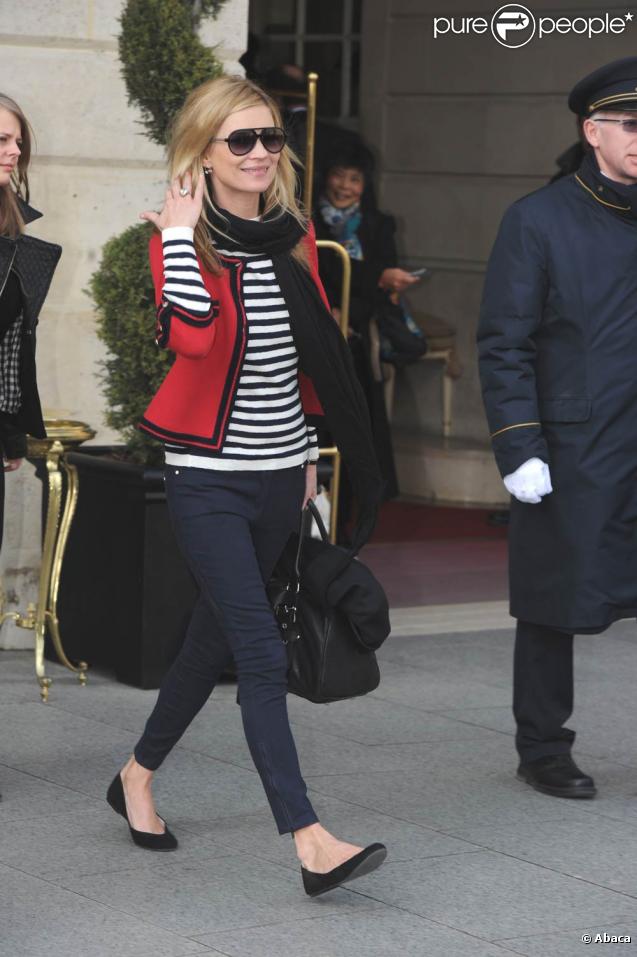Kate Moss : Le style navy lui sied à merveille, surtout avec sa sublime veste Chanel ! 