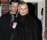 Nicollette Sheridan : En mini-jupe grise à pois noirs, avec son petit pull en maille très fine, son gros châle, et ses superbes cuissardes en daim, la belle nous a simplement bluffés !<br />