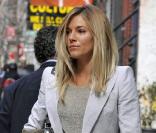 Blazer, slim, it-bag, chaussures tendances, et moue rêveuse, Sienna Miller à vraiment tout compris !<br />