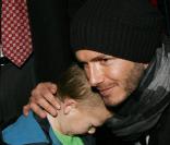 David Beckham et ses adorables fans à l'aéroport de Manchester, avant de repartir à Milan, le 10 mars 2010