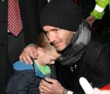 David Beckham et ses adorables fans à l'aéroport de Manchester, avant de repartir à Milan, le 10 mars 2010
