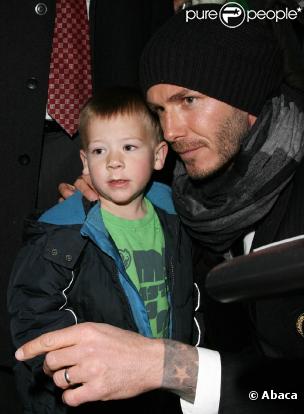 David Beckham et ses adorables fans à l'aéroport de Manchester, avant de repartir à Milan, le 10 mars 2010
