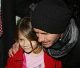 David Beckham et ses adorables fans à l'aéroport de Manchester, avant de repartir à Milan, le 10 mars 2010