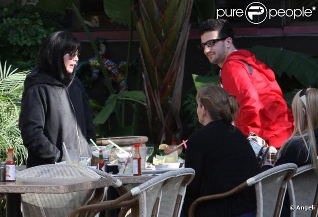 Shannen Doherty partage un déjeuner avec Mark Ballas, son partenaire de  Dancing with the stars , jeudi 11 mars à Malibu.