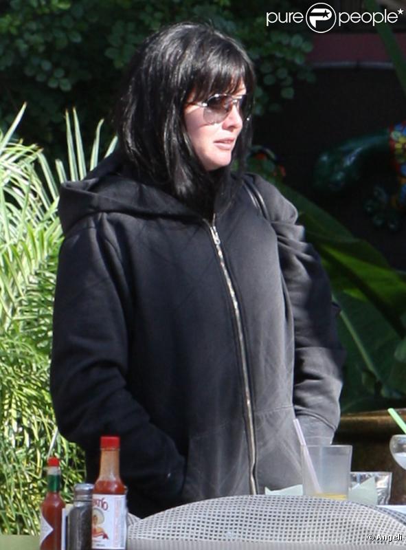 Shannen Doherty partage un déjeuner avec Mark Ballas, son partenaire de  Dancing with the stars , jeudi 11 mars à Malibu.