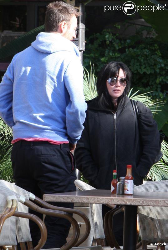 Shannen Doherty partage un déjeuner avec Mark Ballas, son partenaire de  Dancing with the stars , jeudi 11 mars à Malibu.