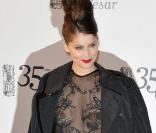Yves Saint Laurent habille Laetitia Casta pour la cérémonie des César, à Paris, le 27 février 2010 ! 
