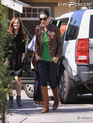 Katherine Heigl, en brunette, et sa maman vont déjeuner à San Feliz, le 12 mars 2010