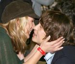 Mark Owen du groupe anglais Take That embrasse une fan en novembre 2006 