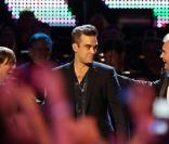 Robbie Williams rejoint ses anciens partenaires du groupe anglais Take That lors d'un concert caritatif à Londres, en novembre 2009 