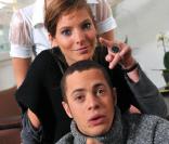 Elodie Varlet et Ambroise Michel, alias Estelle et Rudy, aux côtés de la comédienne Dounia Coesens, alias Johanna. 