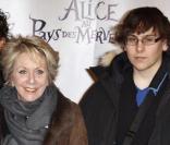 Françoise Laborde et ses enfants Théodore et Numa lors de la première d'Alice au pays des merveilles à Paris le 15 mars 2010